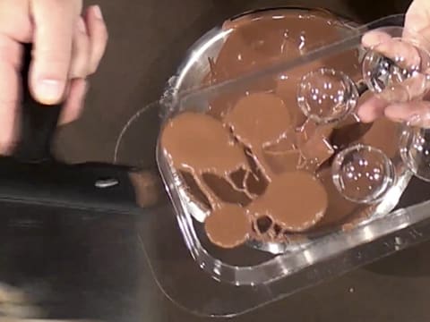 Moulage d'un ourson en chocolat pour Pâques - 57