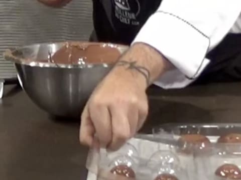 Moulage d'un ourson en chocolat pour Pâques - 61