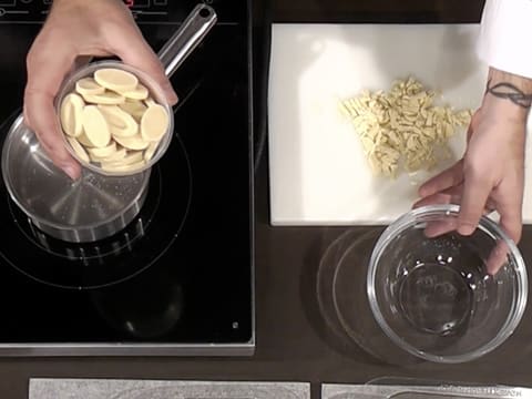 Moulage d'un ourson en chocolat pour Pâques - 64