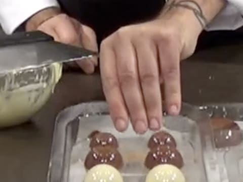 Moulage d'un ourson en chocolat pour Pâques - 81