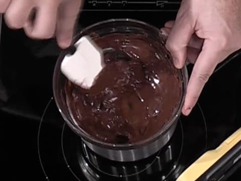 Moulage d'un ourson en chocolat pour Pâques - 85