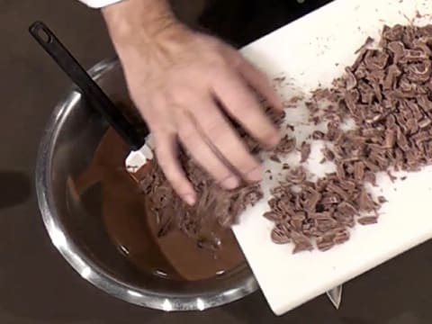 Moulage d'un ourson en chocolat pour Pâques - 9