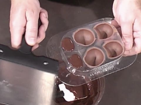 Moulage d'un ourson en chocolat pour Pâques - 92