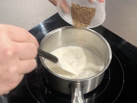 Ajout des graines d'anis vert dans le lait