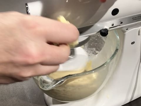 Ajout du beurre dans la cuve