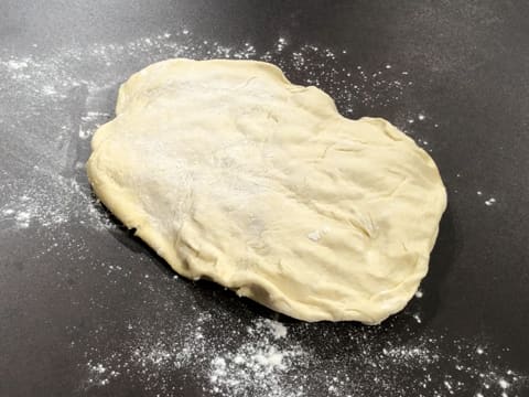 Pâte à brioche sur le plan de travail