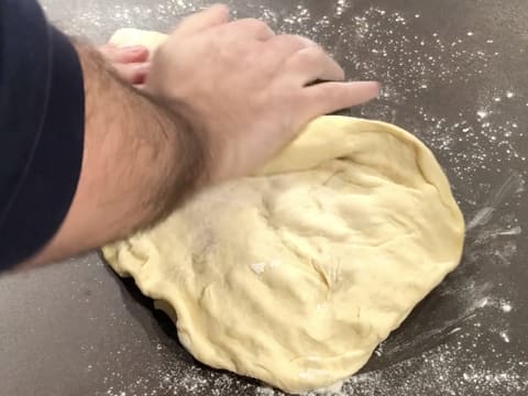 Façonnage de la pâte à brioche