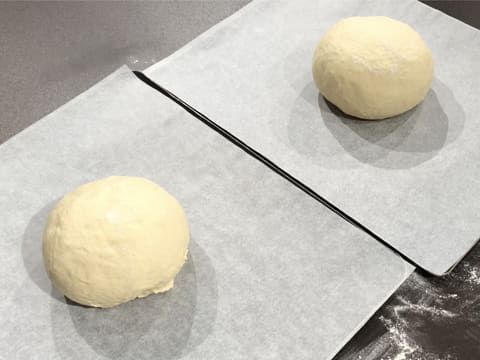 Deux boules de pâte sur du papier sulfurisé