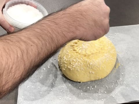 Saupoudrage du sucre sur la brioche