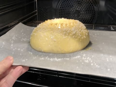 Une brioche sucrée dans le four