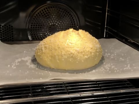 Une brioche sucrée dans le four