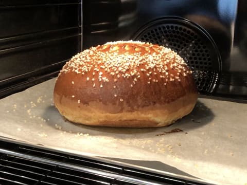 Une brioche dorée dans le four