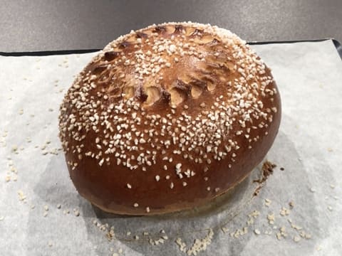 Une brioche sucrée et dorée