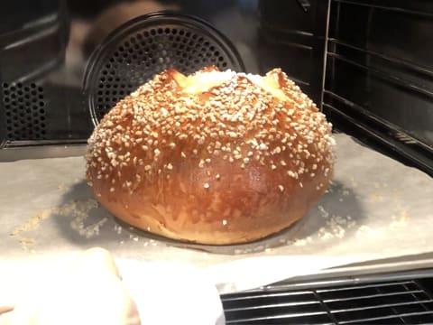 Une brioche dorée dans le four