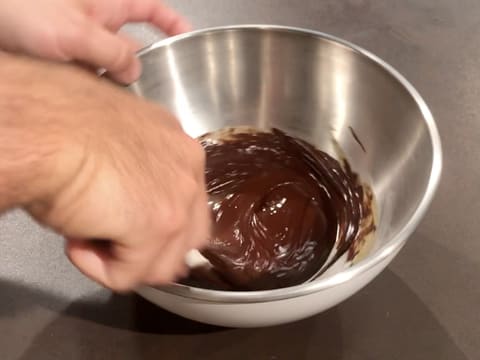 La préparation au chocolat est mélangée dans le cul de poule à l'aide d'une spatule maryse