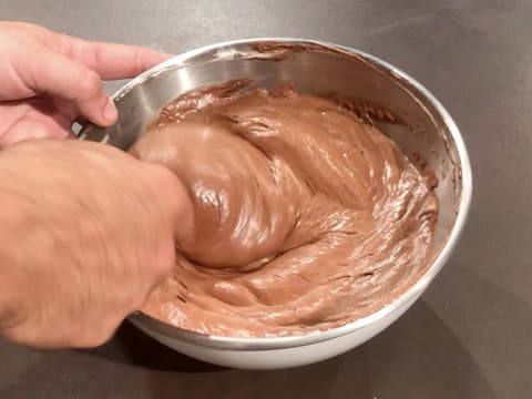 Mélange de la préparation chocolatée dans le cul de poule, à l'aide de la spatule maryse