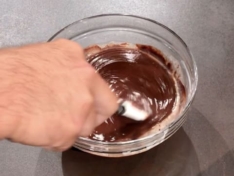 Mélange de la préparation chocolatée dans le saladier, à l'aide de la spatule maryse