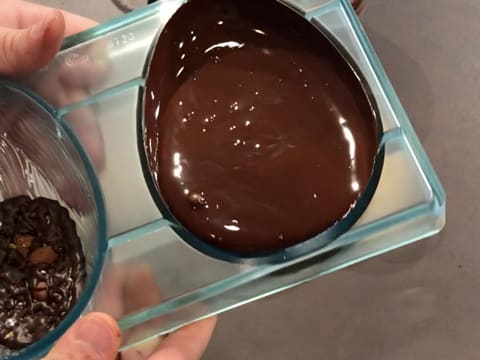 Oeuf de Pâques en chocolat avec inclusions - Recette de cuisine avec photos  - Meilleur du Chef