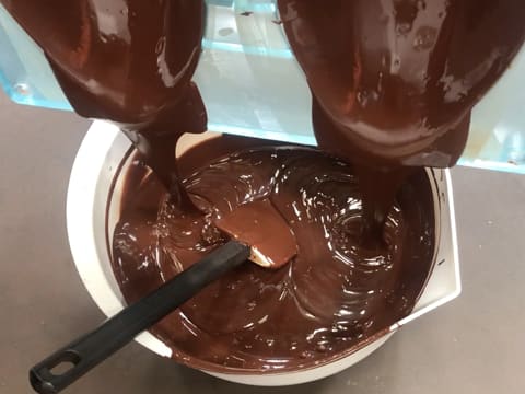 Œuf de Pâques garni d'œufs en chocolat rocher - 12