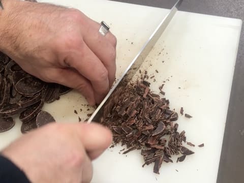 Œuf de Pâques garni d'œufs en chocolat rocher - 2