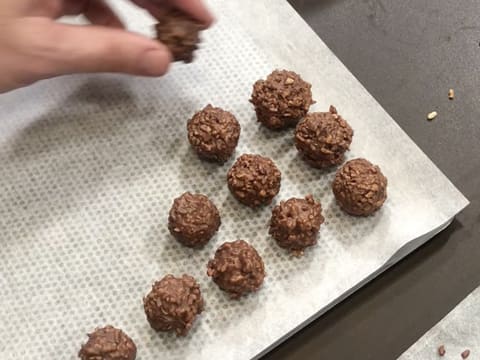 Œuf de Pâques garni d'œufs en chocolat rocher - 43