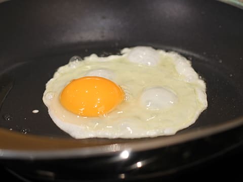 Comment faire des œufs au plat sans salir la poêle ! Petit