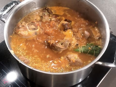 Cuisson de l'osso buco à frémissement dans le faitout