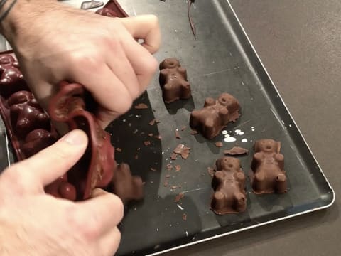 Démoulage oursons en chocolat