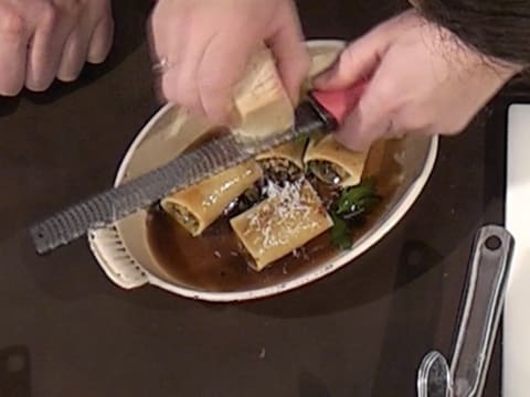 Paccheri farcis aux salsifis et poitrine de porc Ibaïama confite, petite salade d'hiver à la noisette et huile de café - 35