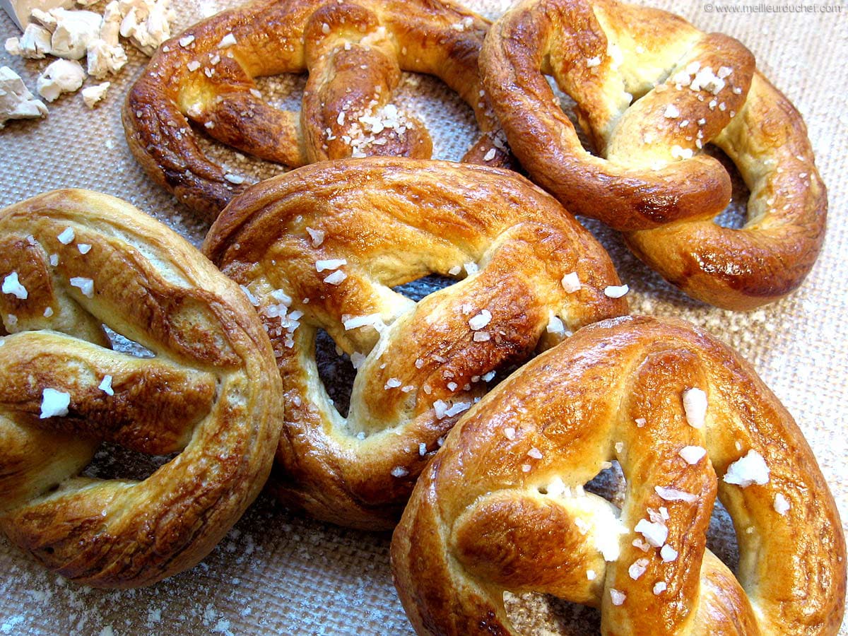 Крендель. Крендель выпечка. Брецель или бретцель. Эстонский крендель с корицей. Крендель.