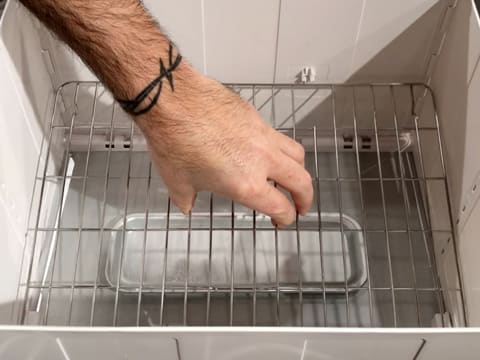 La grille est déposée au fond de la chambre de pousse