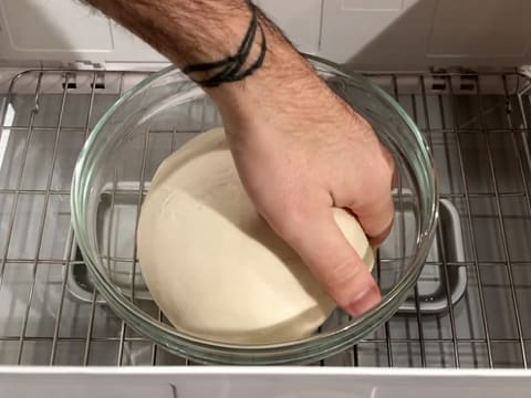 La pâte à pain de mie est mise en boule dans le saladier, sur la grille dans la chambre de pousse