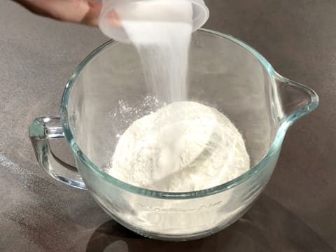 Ajout du sucre en poudre sur la farine, dans la cuve du batteur