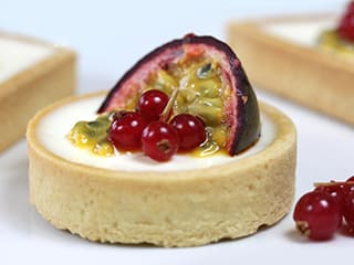 Panacotta aux fruits de la passion en tarte sablée
