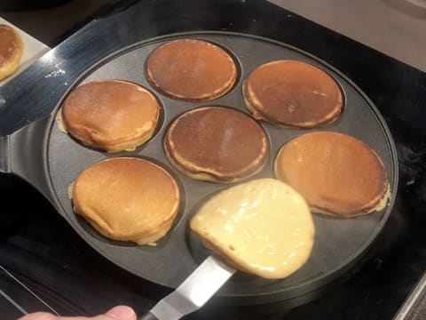 La seconde face des pancakes est en train de cuire dans la poêle à blinis et à pancakes