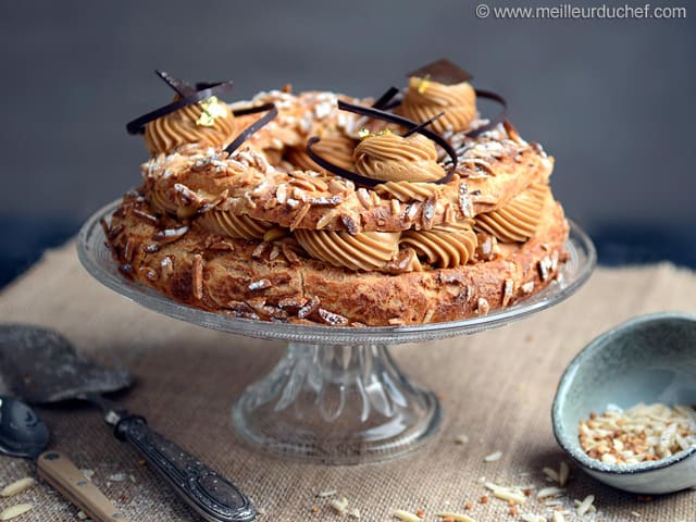 Tripadvisor - Le Paris Brest, une pâtisserie française gourmande composée  d'une pâte à choux agrémentée d'amandes effilées grillées et généreusement  garnie d'une crème légère au pralin. Inventée pour honorer la course  cycliste