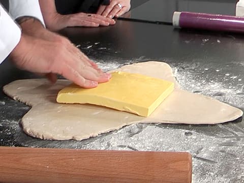 Le beurre de tourage est placé au centre de la pâte abaissée en forme de croix