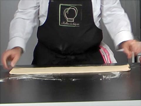 La pâte est tournée d'un quart de tour pour être à l'horizontale sur le plan de travail