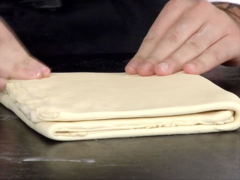 Les différentes couches de pâte sont positionnées bord à bord