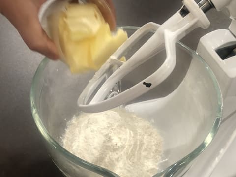 Ajout du beurre pommade sur la farine dans le bol
