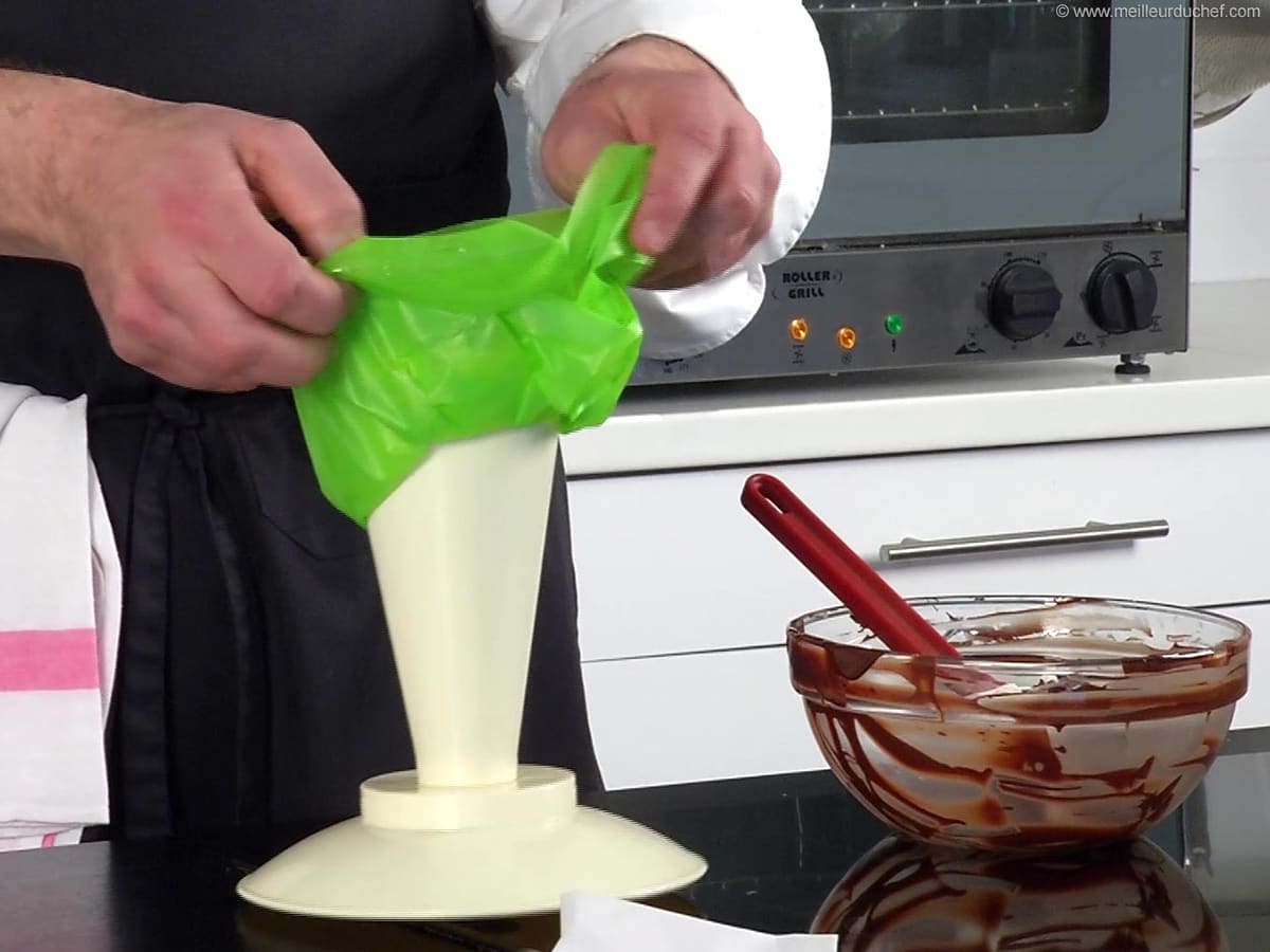 Comment bien remplir et utiliser une poche à douille - Technique culinaire  - Recette par Chef Simon