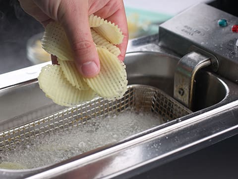 Tailler des pommes gaufrettes - Notre recette illustrée - Meilleur du Chef