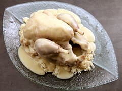 Poule pochée sauce suprême