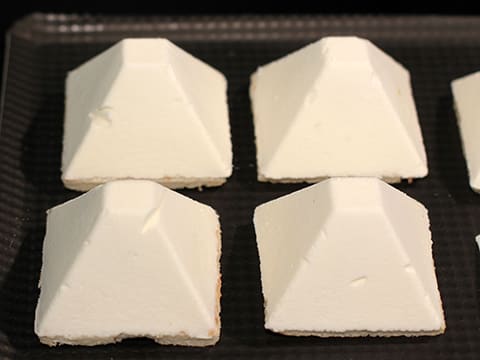 Pyramide chocolat blanc cœur craquant - 33