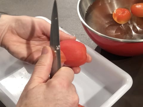 Une tomate pelée au couteau