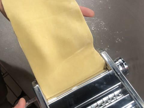 Pâte à ravioles dans machine à pâte