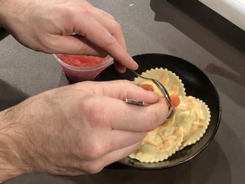 Morceaux de tomates sur ravioles