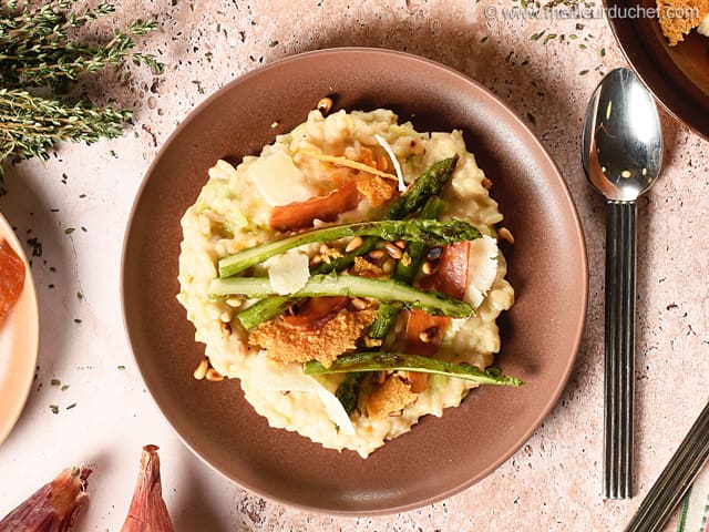 Risotto aux asperges vertes, chips de jambon & tuiles de parmesan
