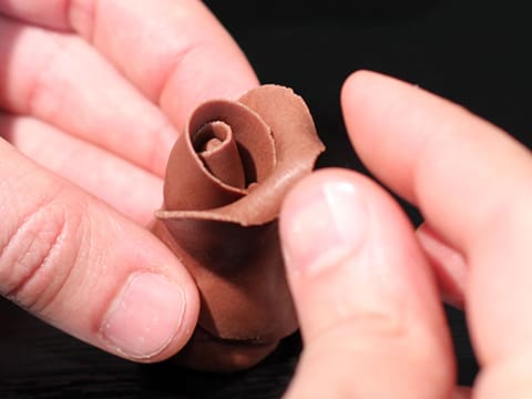 Rose en chocolat plastique - La recette avec photos - Meilleur du Chef