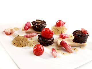 Sablé de boudin laqué au Pika Berdea et petits légumes glacés